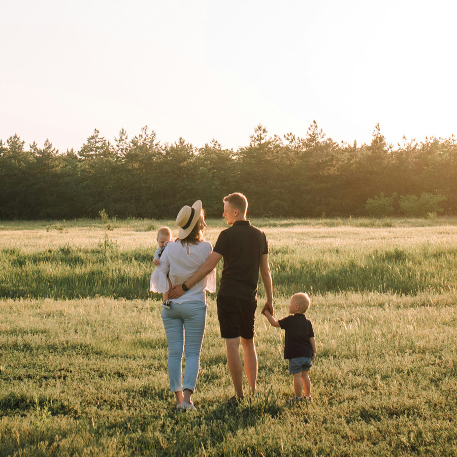 Personas- Familia en el campo